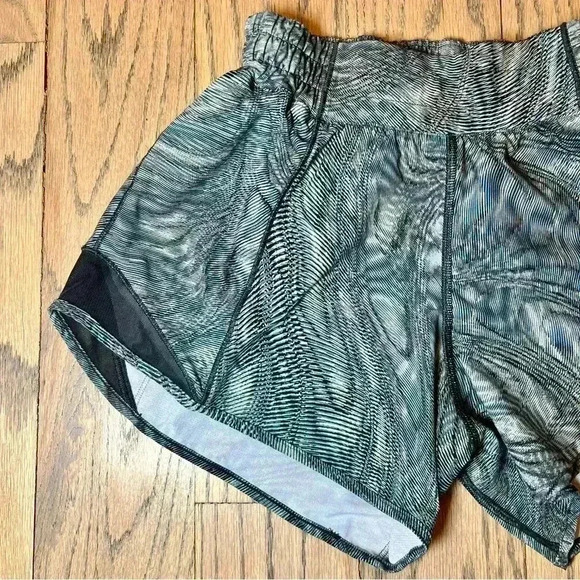 Lululemon Women’s Hotty Hot Low Rise Multi Colored Shorts Size 4 Tall - Picture 4 of 14